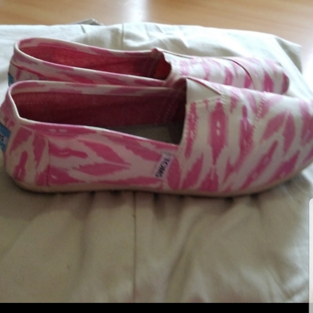 Tom's pink and white slip on are 9